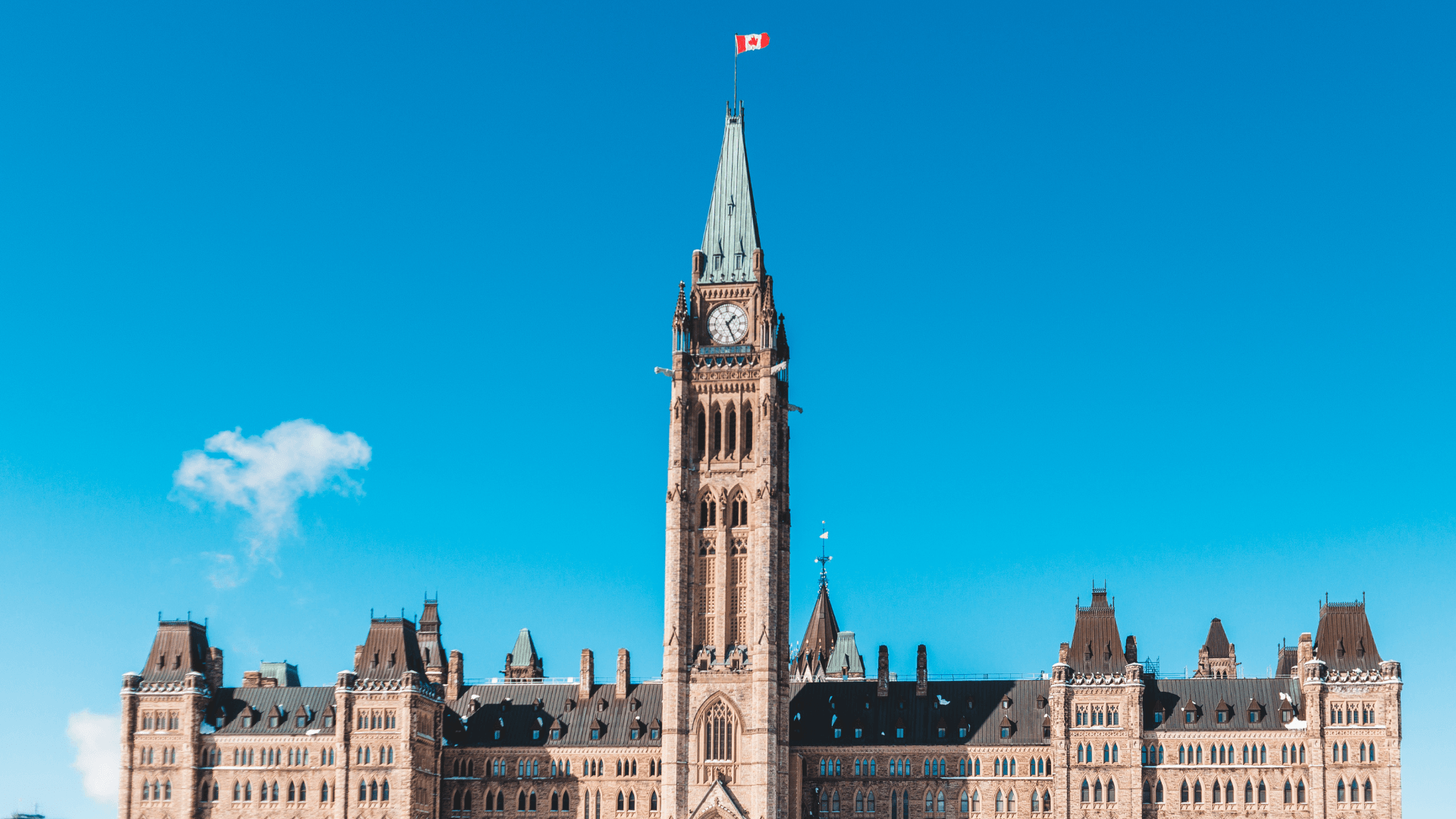 Ottawa’daki Kanada Parlamento binası ve Peace Tower
